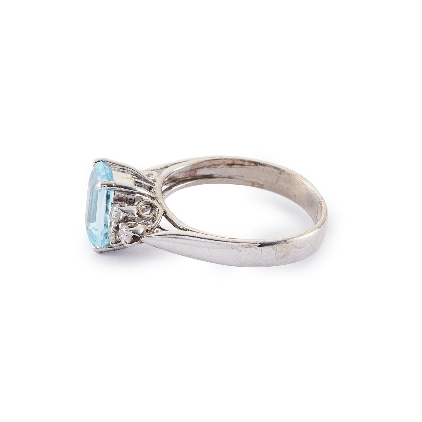 Classic vintage 14ct white gold ring set with a light blue emerald-cut aquamarine flanked by three 0.05ct diamonds on each side. Size: M½