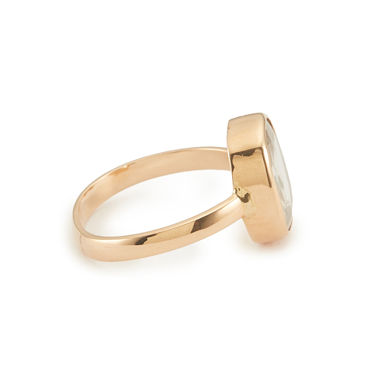 Very unusual 15ct gold ring with a cushion-cut lab-grown sapphire in a tube setting. Comes with a Gem Lab ID.