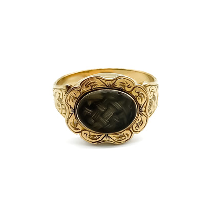 Beautifully engraved 15ct rose gold Victorian mourning ring with plaited hair behind bevelled glass.