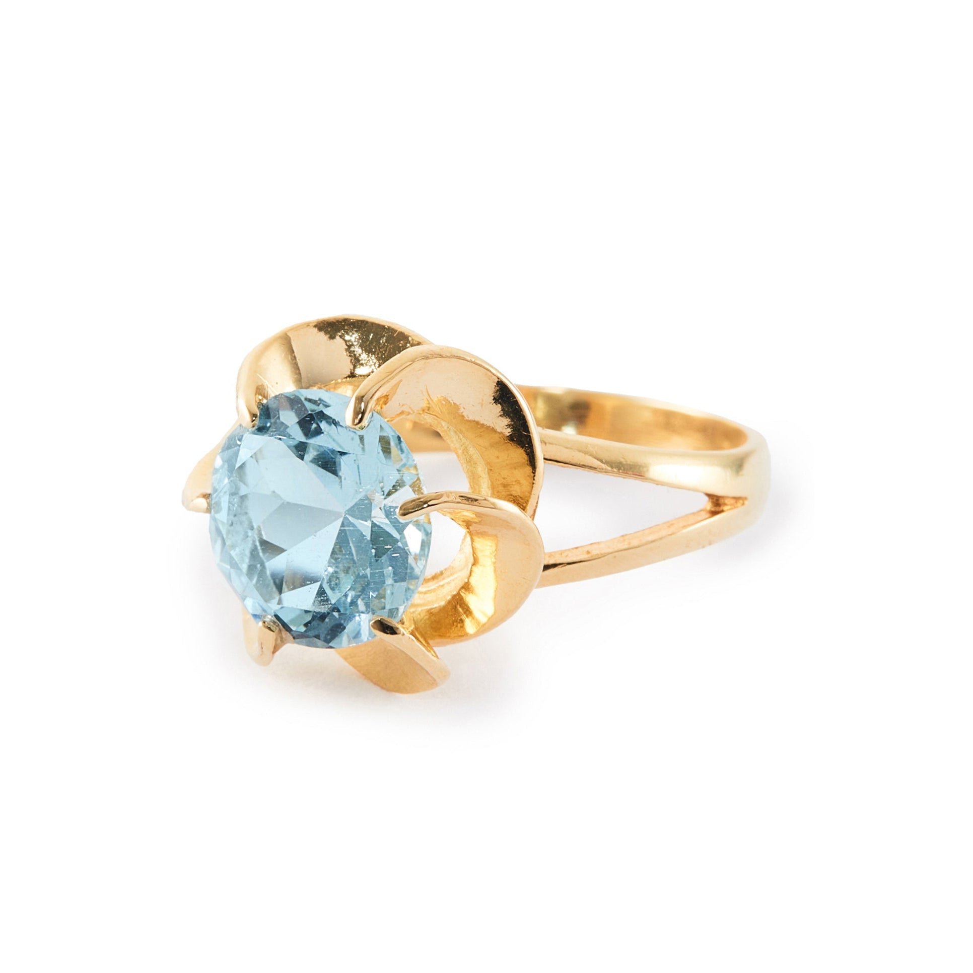 Pretty 18ct yellow gold ring set with a beautifully faceted, light-blue aquamarine in a claw setting that looks like a flower.