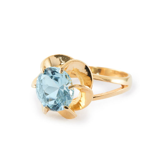 Pretty 18ct yellow gold ring set with a beautifully faceted, light-blue aquamarine in a claw setting that looks like a flower.