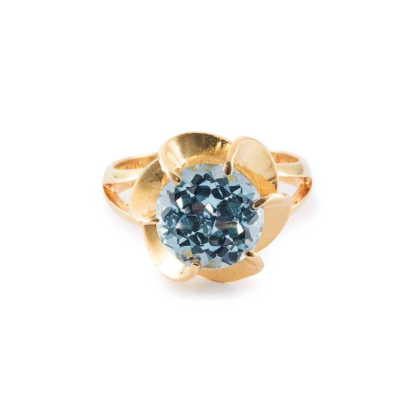 Pretty 18ct yellow gold ring set with a beautifully faceted, light-blue aquamarine in a claw setting that looks like a flower.