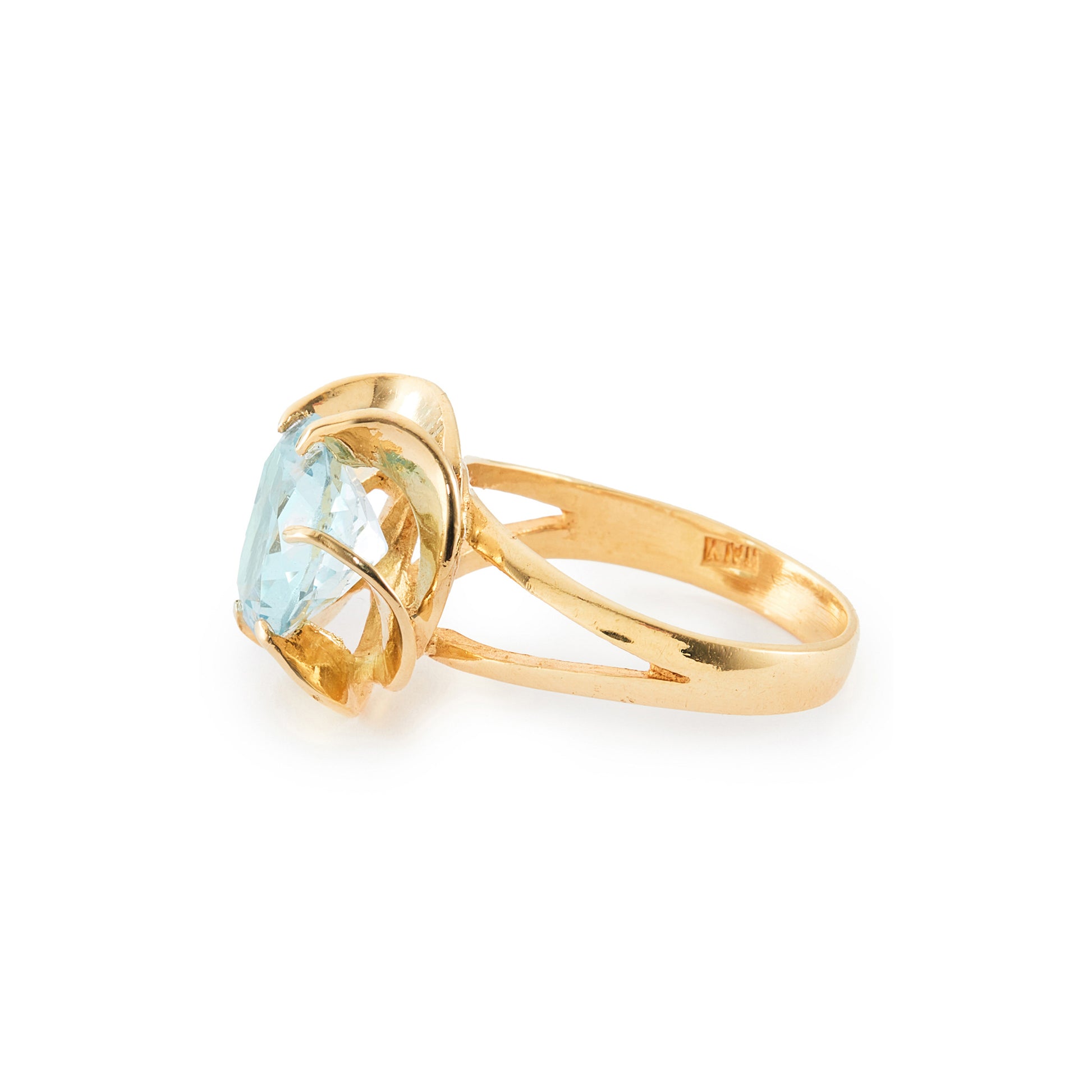 Pretty 18ct yellow gold ring set with a beautifully faceted, light-blue aquamarine in a claw setting that looks like a flower.