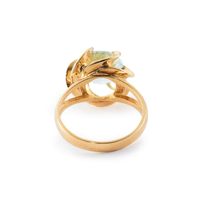 Pretty 18ct yellow gold ring set with a beautifully faceted, light-blue aquamarine in a claw setting that looks like a flower.