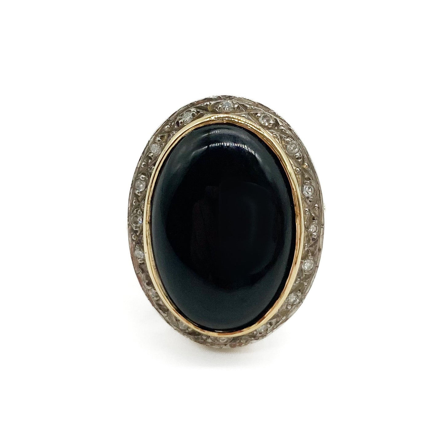 Magnificent vintage 18ct gold ring set with sixteen small diamonds and an oval cabochon onyx stone. Argentina