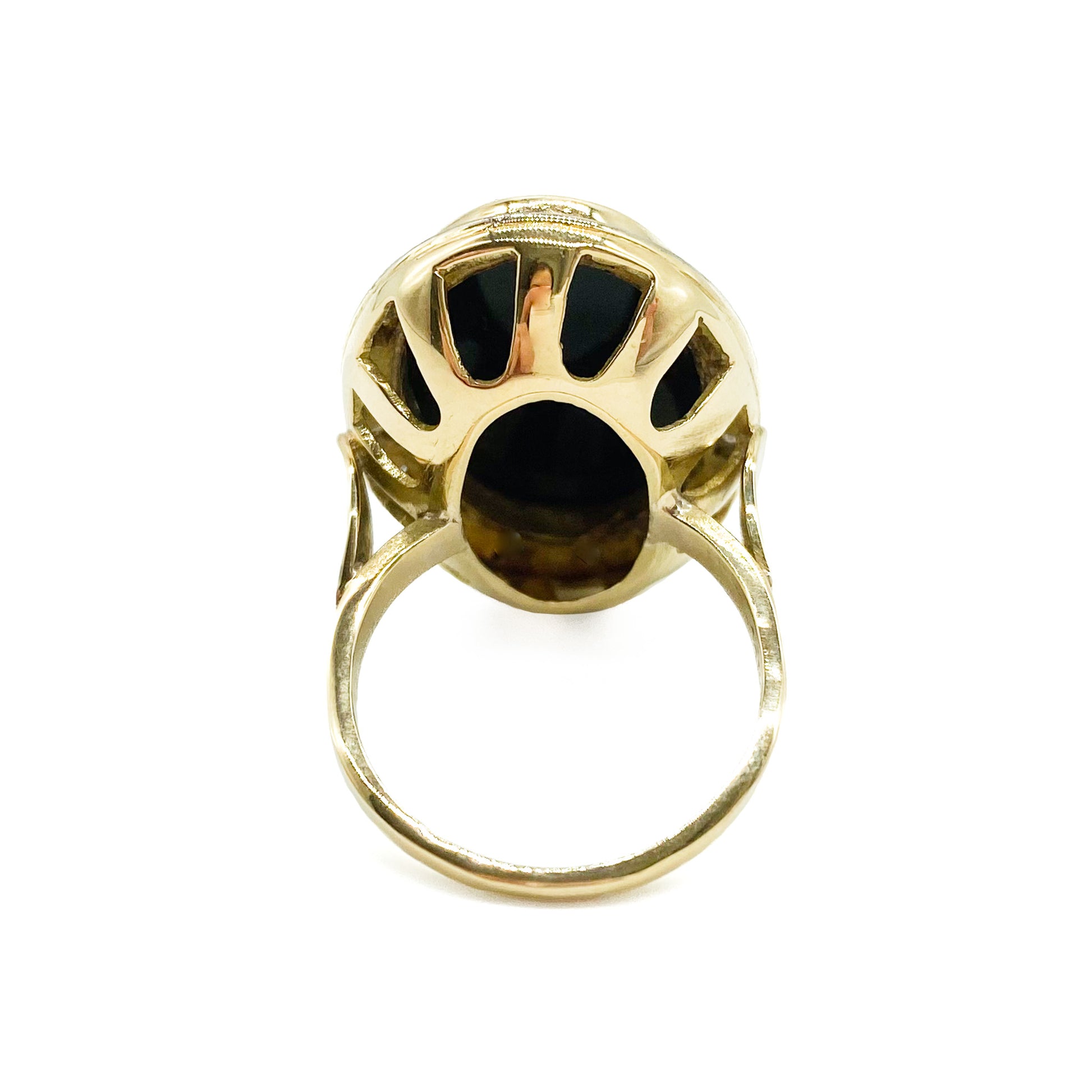 Magnificent vintage 18ct gold ring set with sixteen small diamonds and an oval cabochon onyx stone. Argentina