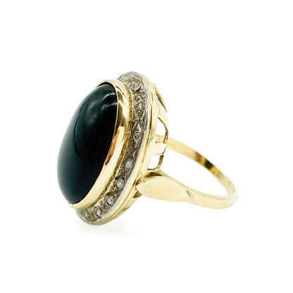 Magnificent vintage 18ct gold ring set with sixteen small diamonds and an oval cabochon onyx stone. Argentina