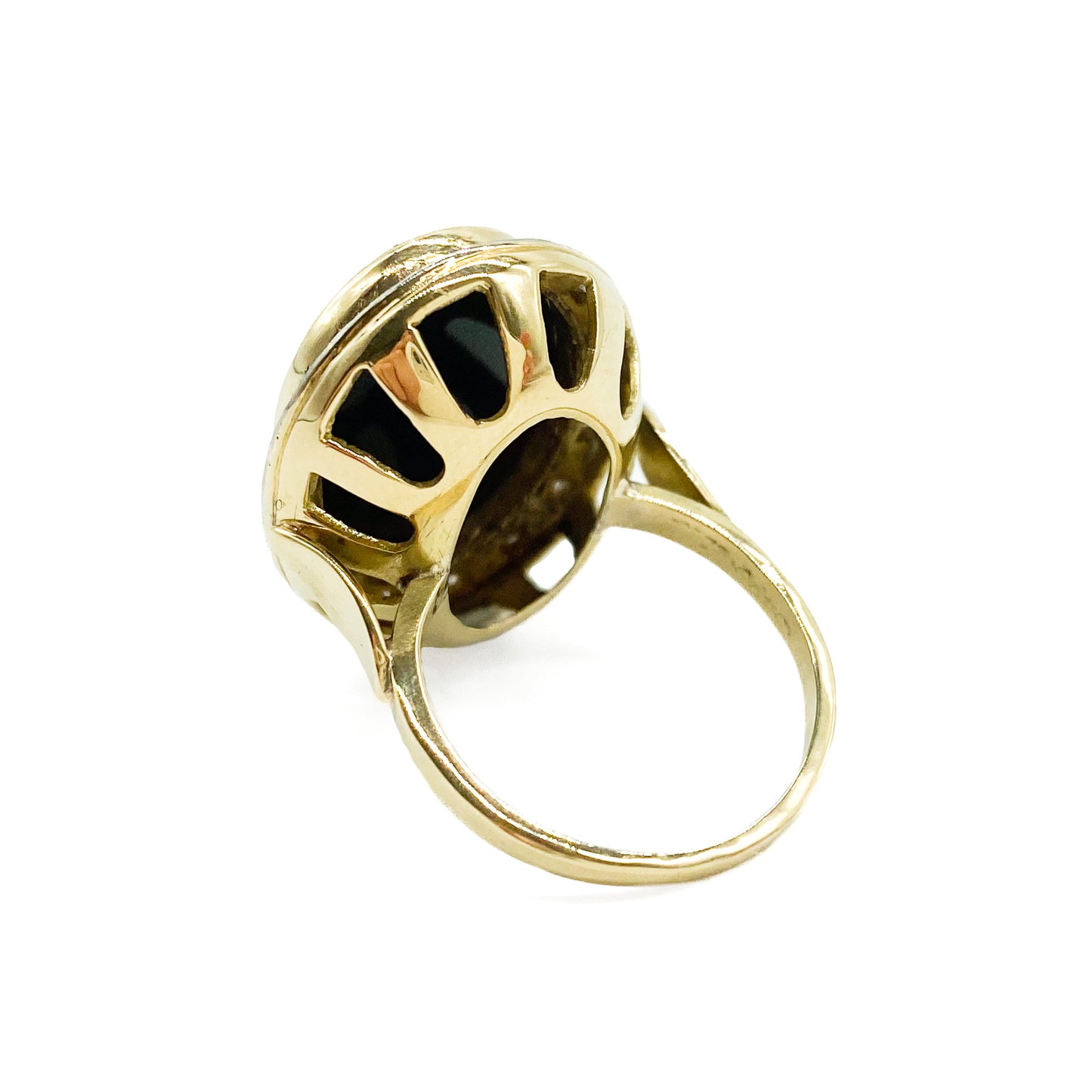 Magnificent vintage 18ct gold ring set with sixteen small diamonds and an oval cabochon onyx stone. Argentina