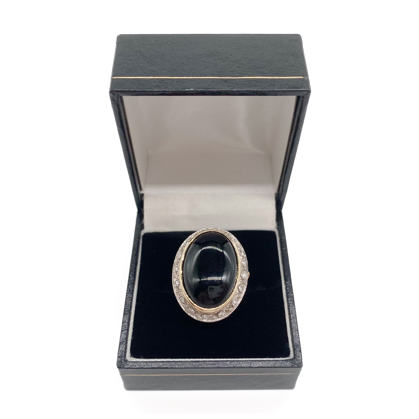 Magnificent vintage 18ct gold ring set with sixteen small diamonds and an oval cabochon onyx stone. Argentina