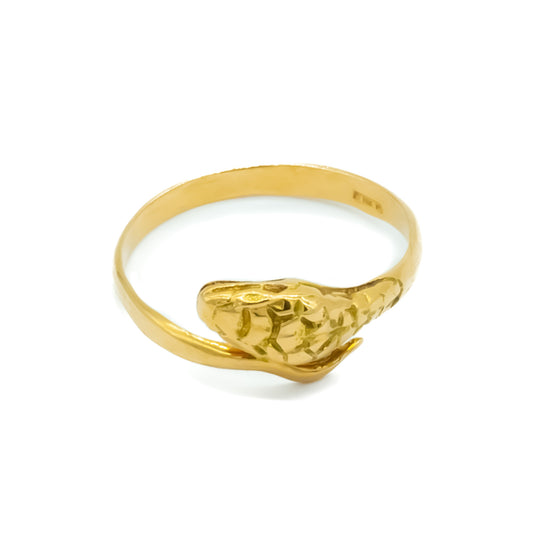 Lovely vintage 18ct yellow gold serpent ring with a textured head. Italy