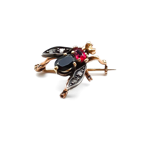 Charming 18ct rose gold and silver insect brooch set with a faceted onyx, garnet and four flat-cut diamonds. Italy