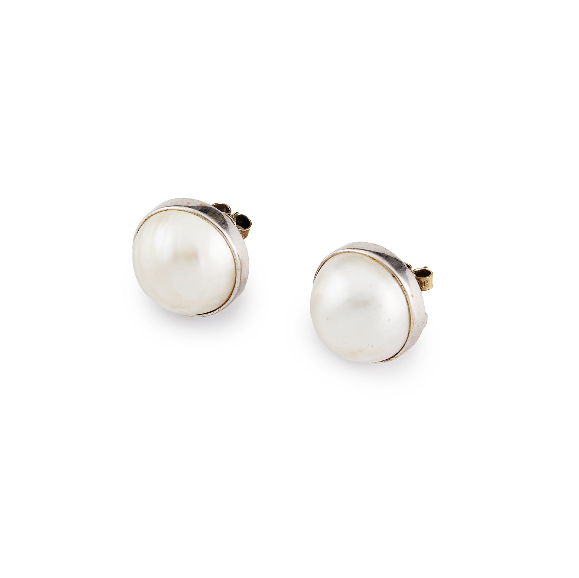 Classic 18ct white gold stud earrings, each set with a lustrous mabé pearl.