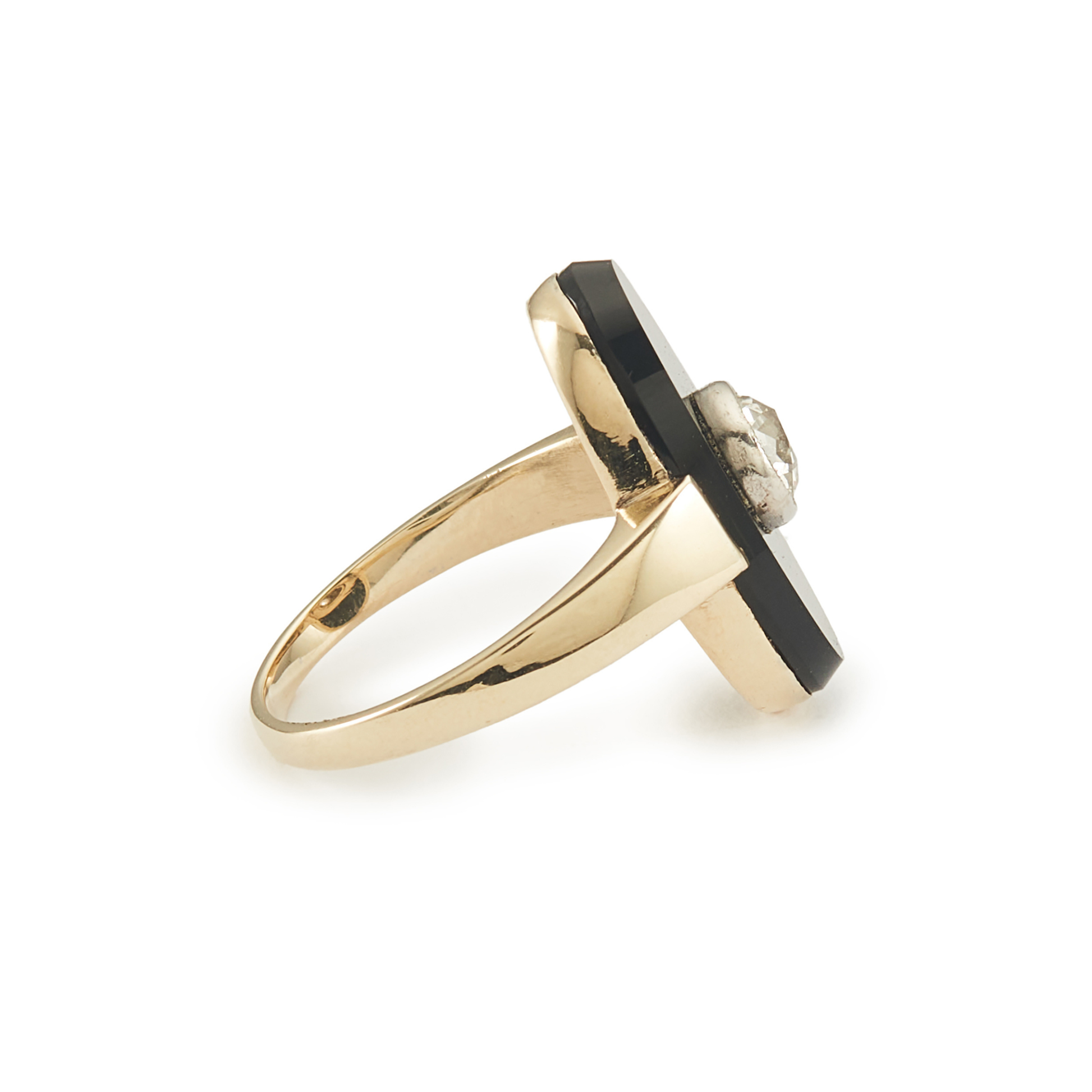 Classic Art Deco 14ct yellow gold ring set with an oval onyx disc, centred by a 0.50ct old-cut diamond.
