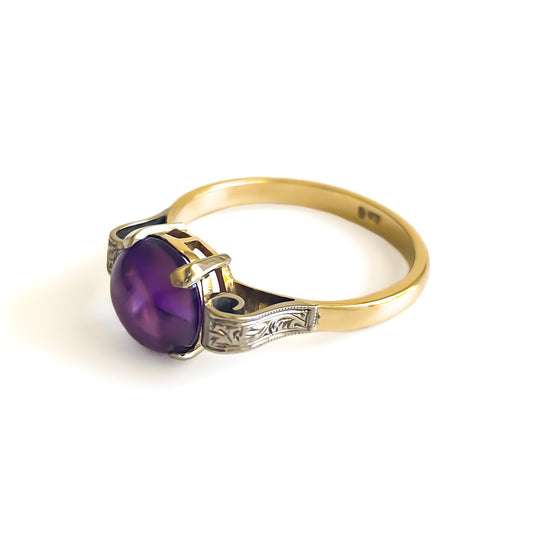 Lovely 9ct yellow gold Art Deco ring set with a round cabochon amethyst. Beautifully engraved 9ct white gold shoulders. Circa 1920’s