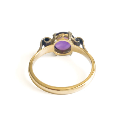 Lovely 9ct yellow gold Art Deco ring set with a round cabochon amethyst. Beautifully engraved 9ct white gold shoulders. Circa 1920’s
