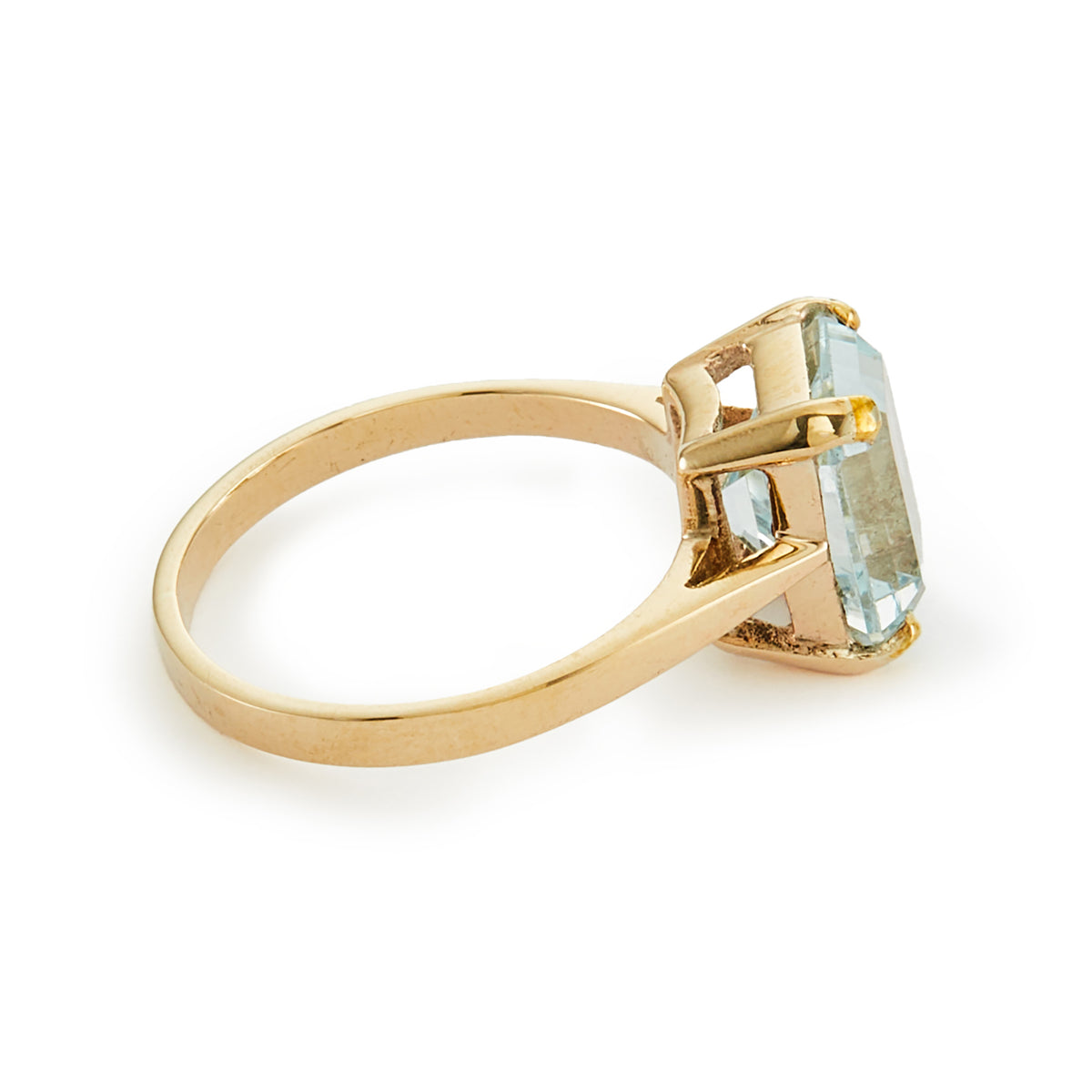 Elegant vintage 9ct gold ring with a beautifully faceted light blue +-2.5ct emerald-cut aquamarine in a four-prong setting.