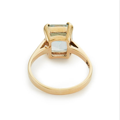 Elegant vintage 9ct gold ring with a beautifully faceted light blue +-2.5ct emerald-cut aquamarine in a four-prong setting.