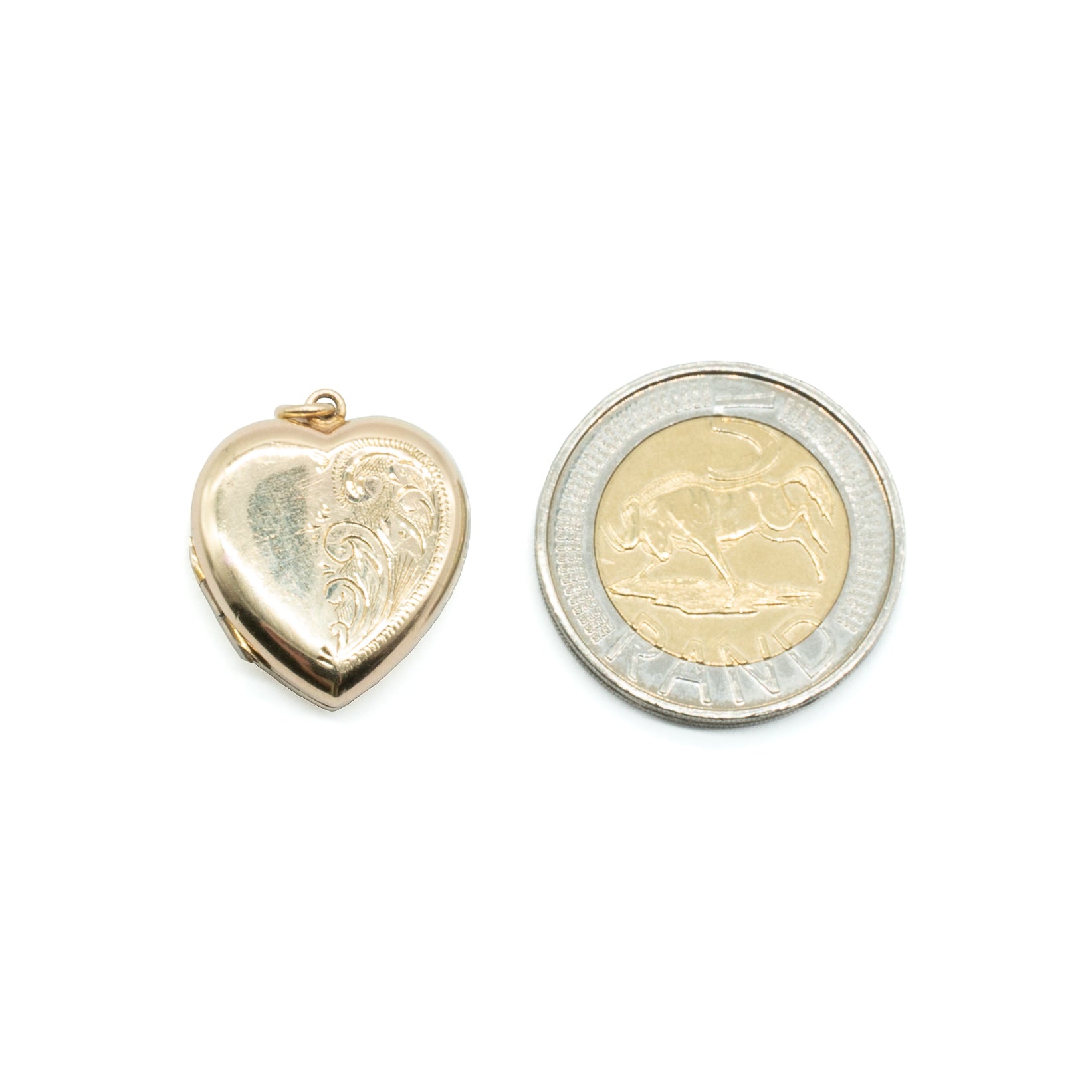 Pretty 9ct gold back-and-front locket with beautiful engraving detail.