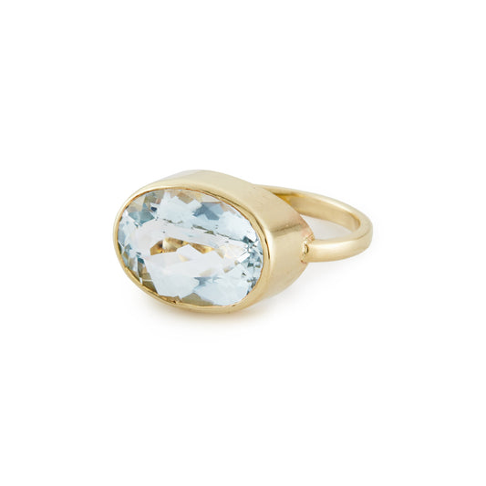 Stylish 9ct gold ring, set with a beautifully faceted light blue topaz.