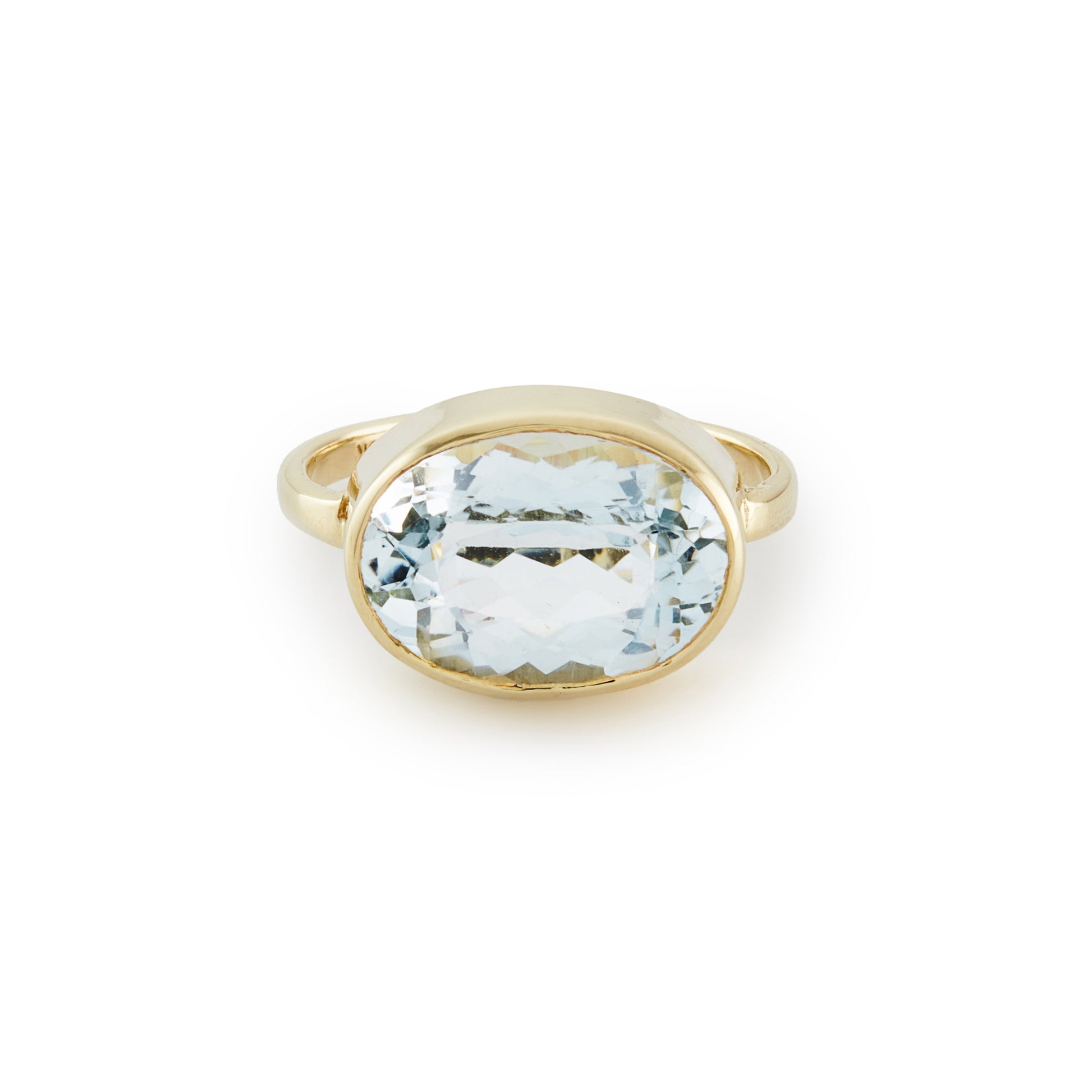 Stylish 9ct gold ring, set with a beautifully faceted light blue topaz.