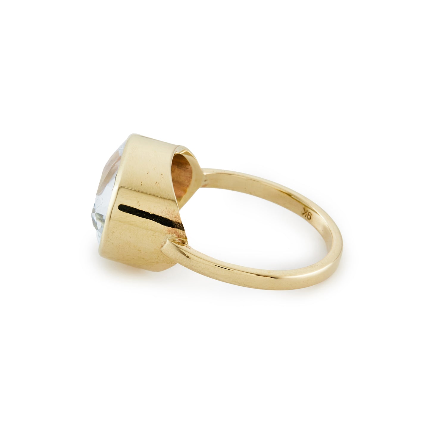 Stylish 9ct gold ring, set with a beautifully faceted light blue topaz.