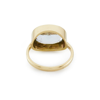 Stylish 9ct gold ring, set with a beautifully faceted light blue topaz.