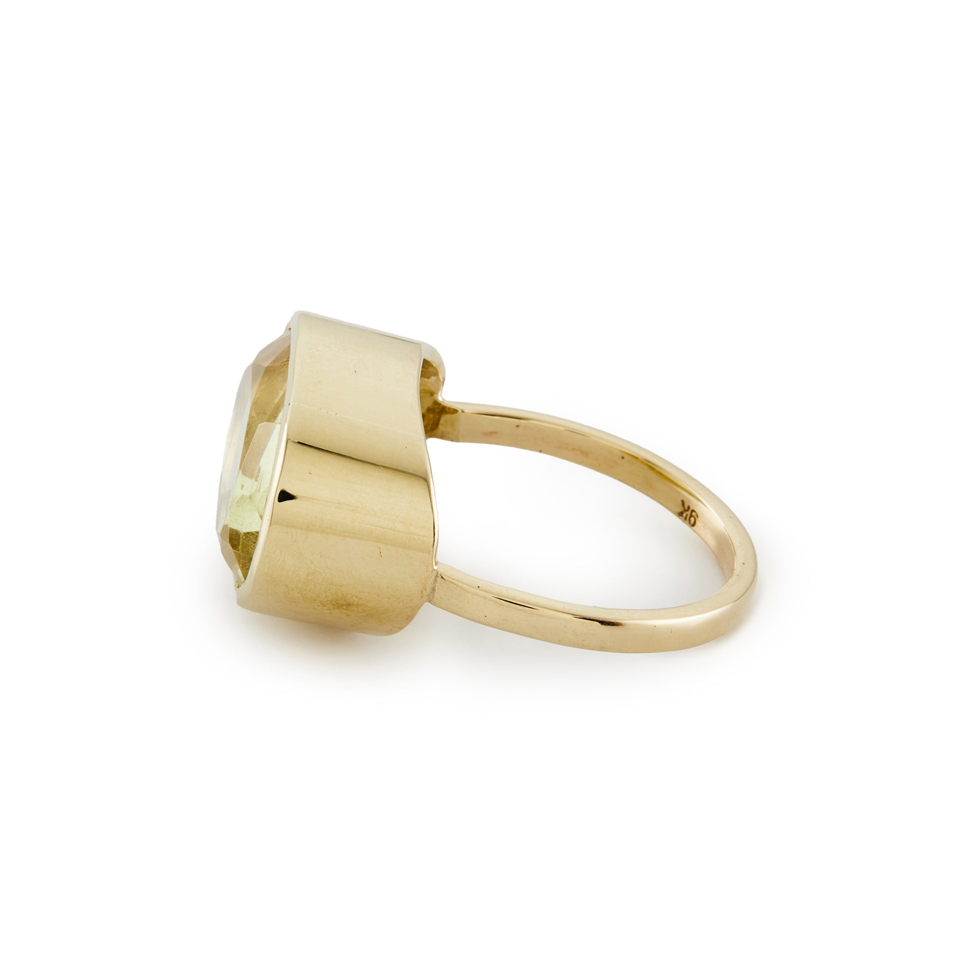 Stylish 9ct gold ring, set with a beautifully faceted oval citrine.