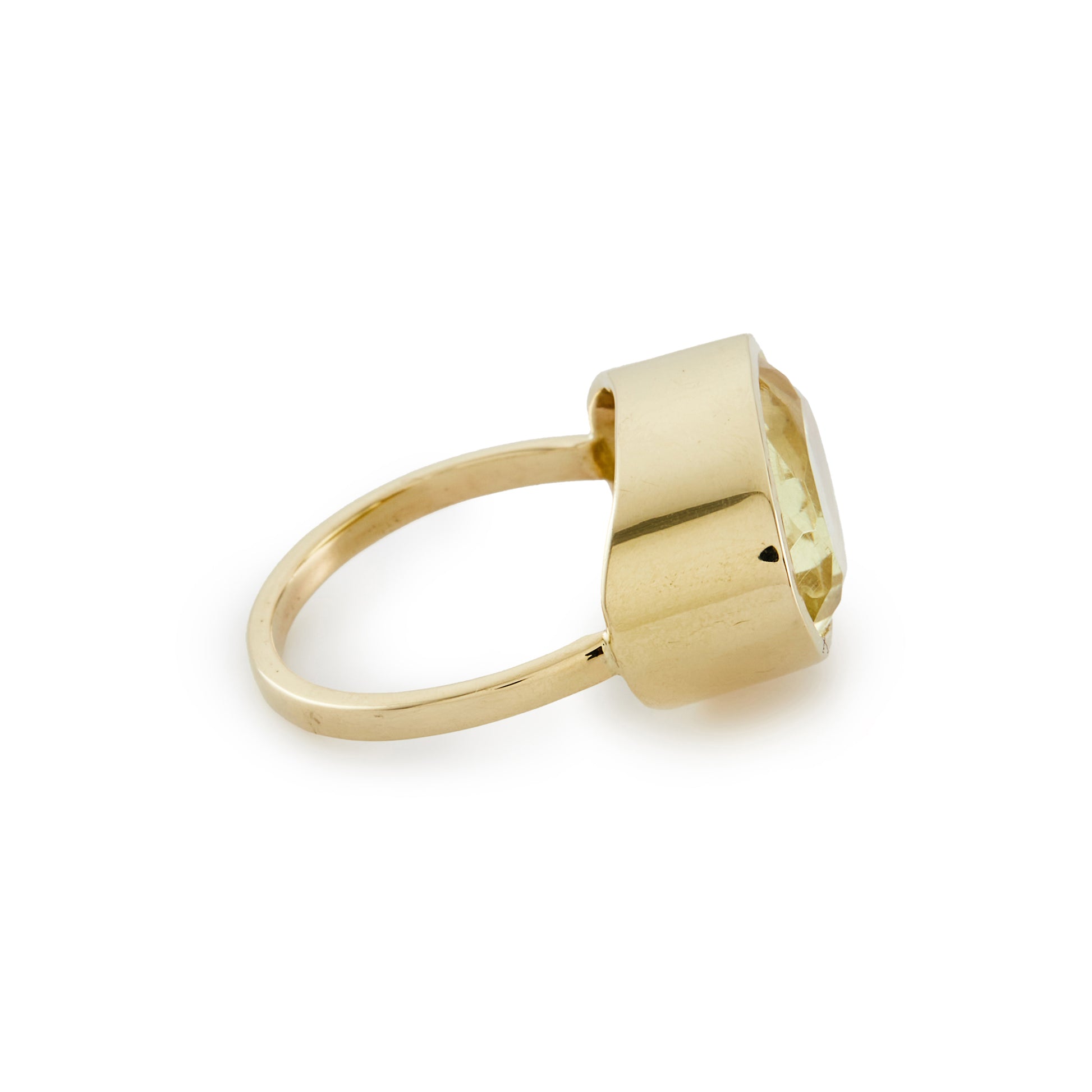 Stylish 9ct gold ring, set with a beautifully faceted oval citrine.