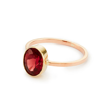 Lovely 9ct gold ring with a beautifully faceted, deep red garnet in a tube setting. Circa 1930s