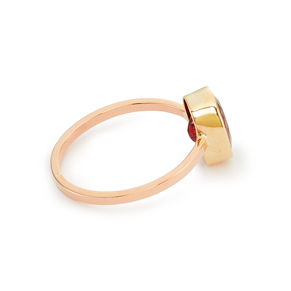 Lovely 9ct gold ring with a beautifully faceted, deep red garnet in a tube setting. Circa 1930s