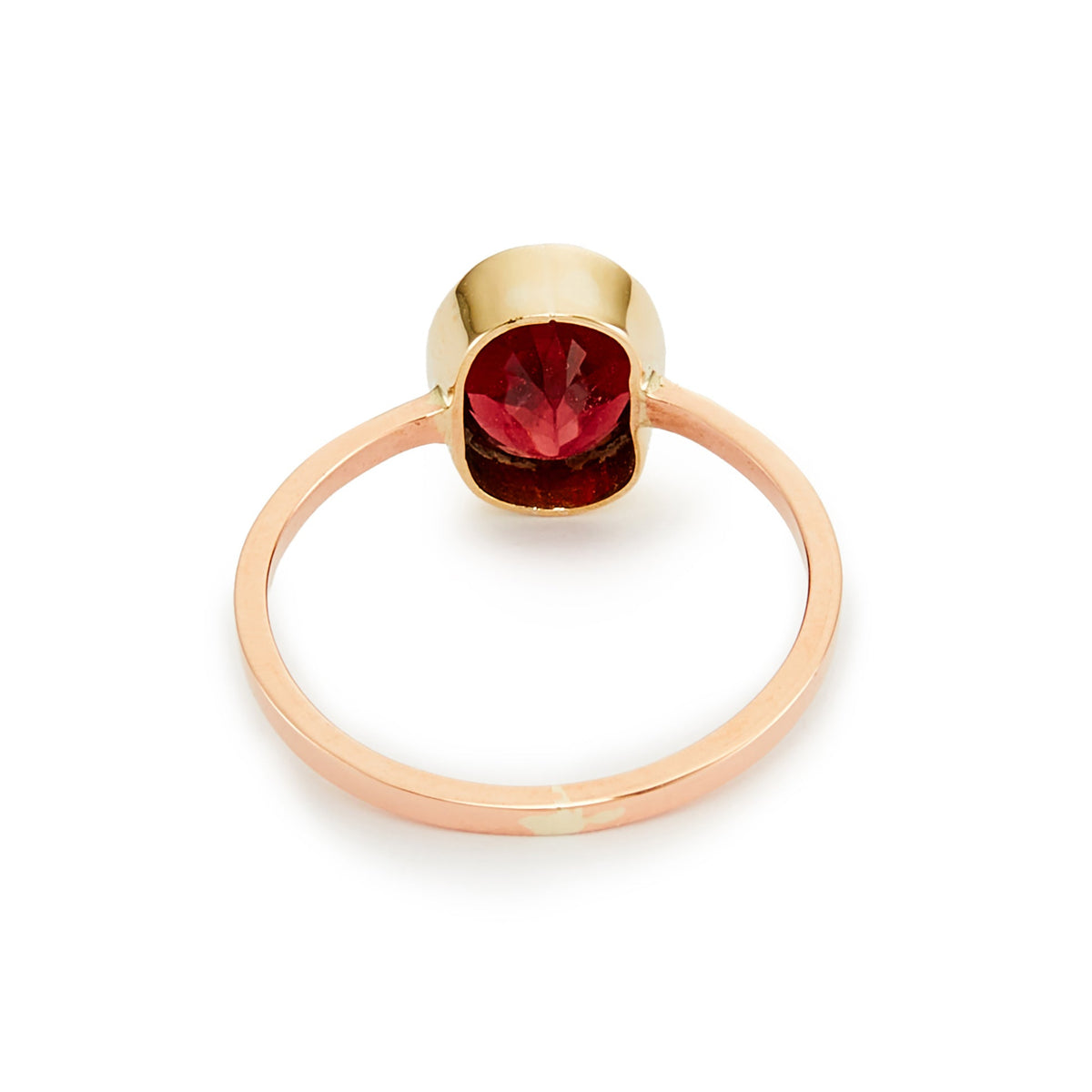 Lovely 9ct gold ring with a beautifully faceted, deep red garnet in a tube setting. Circa 1930s