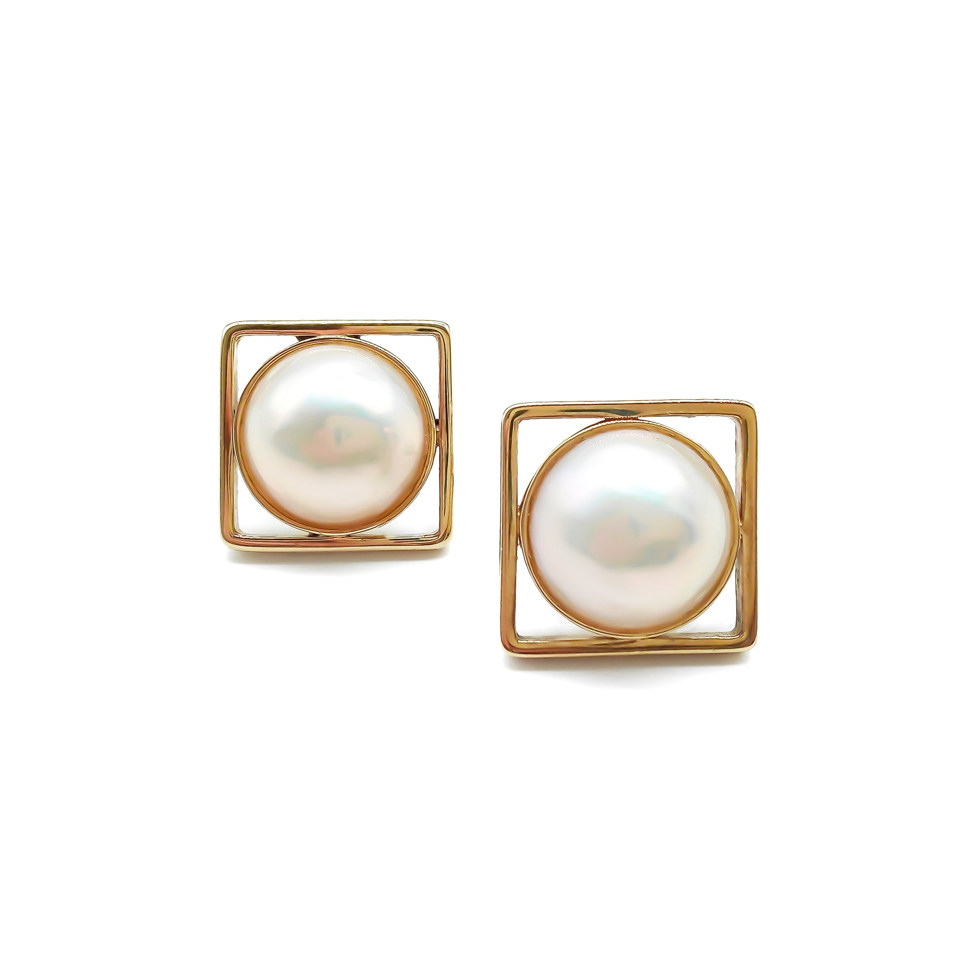 Classic 9ct gold stud earrings set with lustrous mabé pearls.