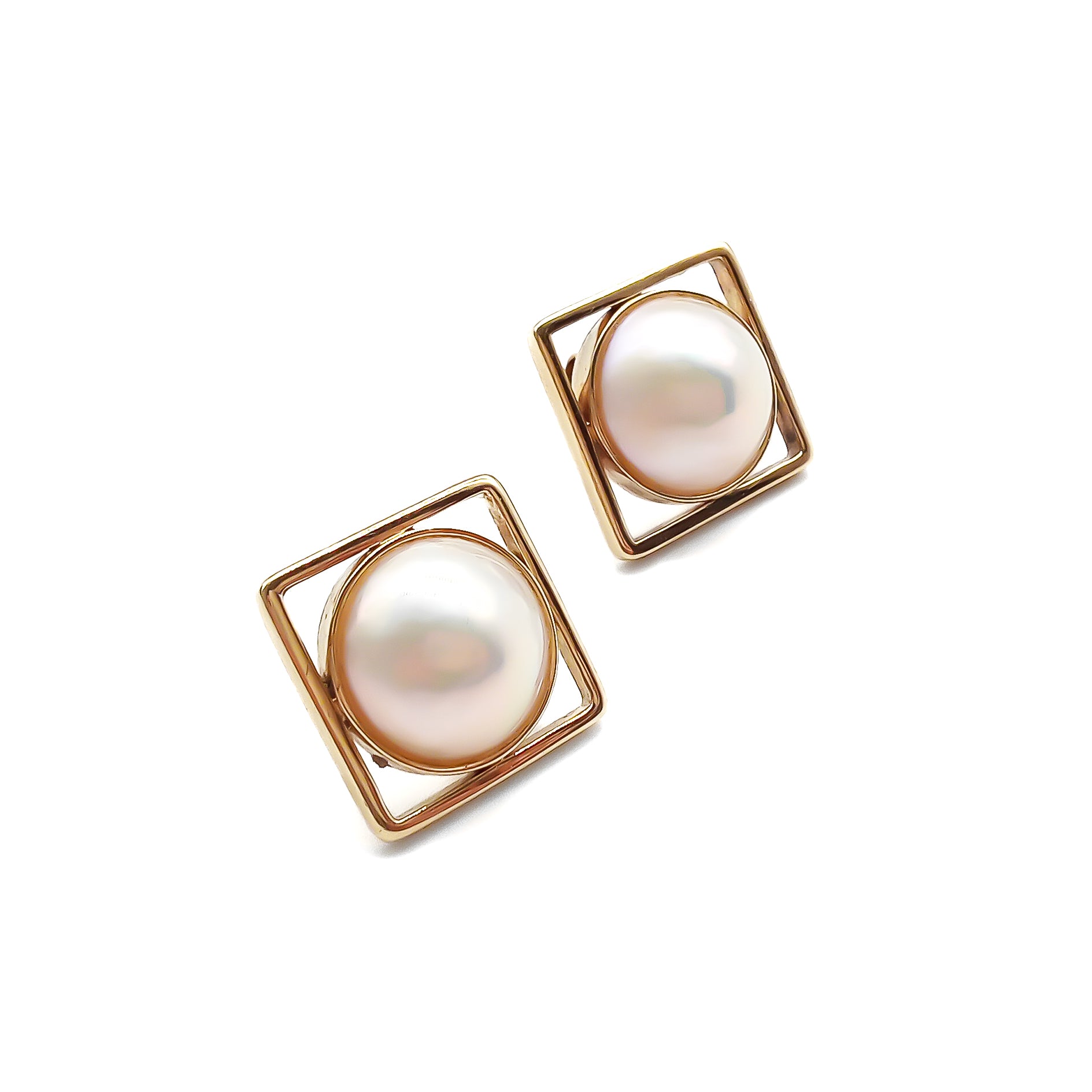 Classic 9ct gold stud earrings set with lustrous mabé pearls.