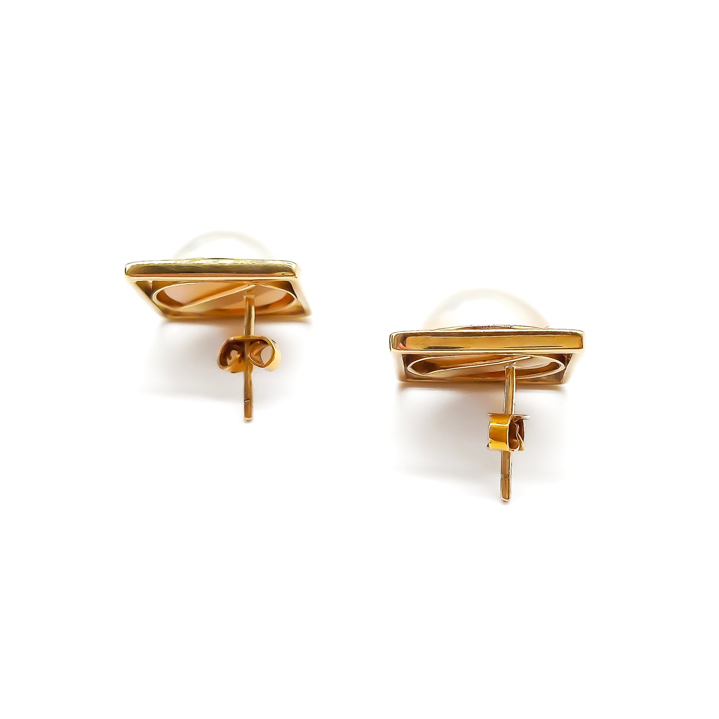 Classic 9ct gold stud earrings set with lustrous mabé pearls.