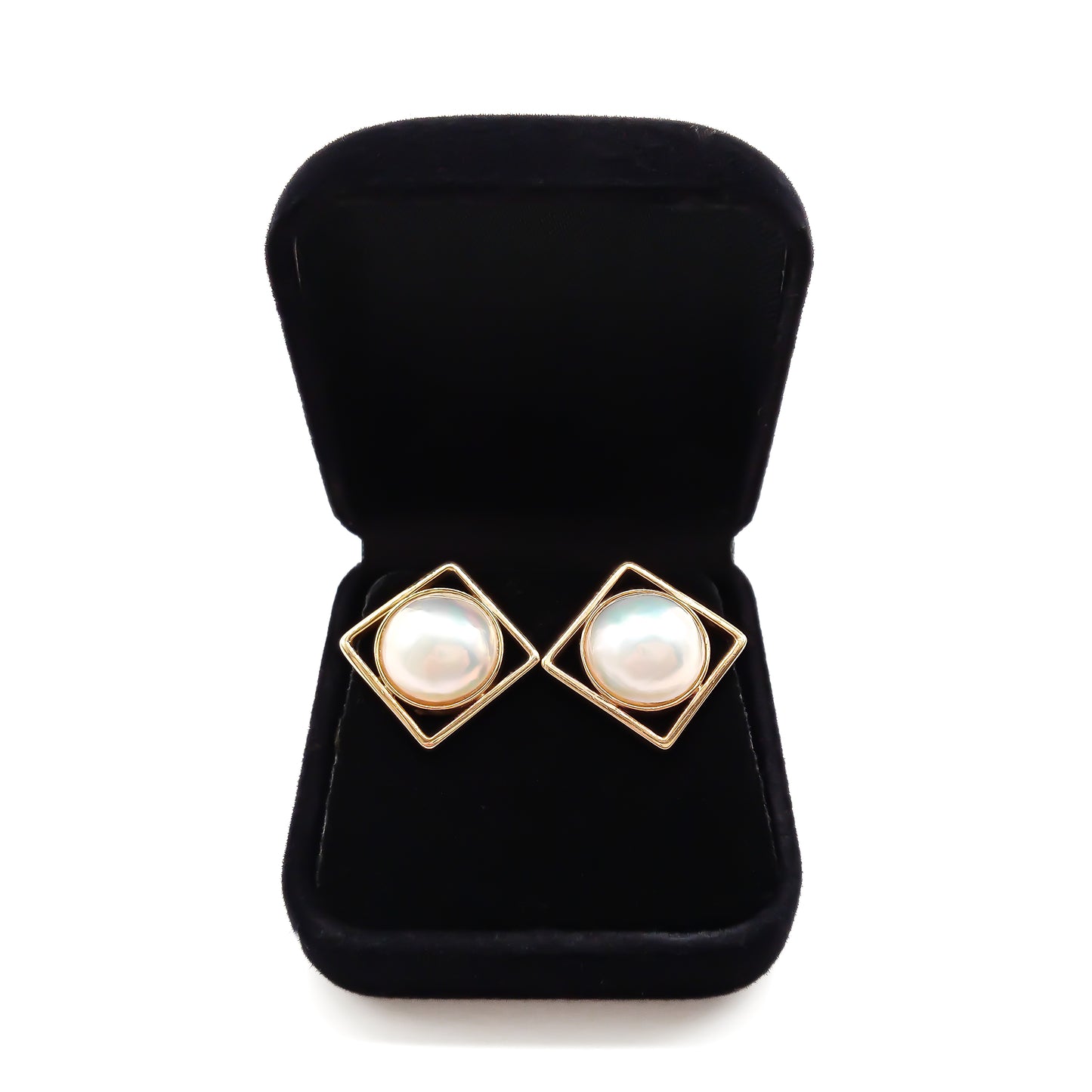 Classic 9ct gold stud earrings set with lustrous mabé pearls.