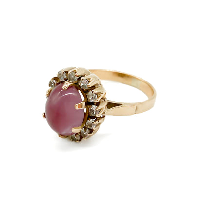 Lovely 9ct gold vintage ring set with an oval dusty pink quartz cabochon, surrounded by thirteen white faceted spinel stones.