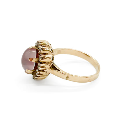 Lovely 9ct gold vintage ring set with an oval dusty pink quartz cabochon, surrounded by thirteen white faceted spinel stones.