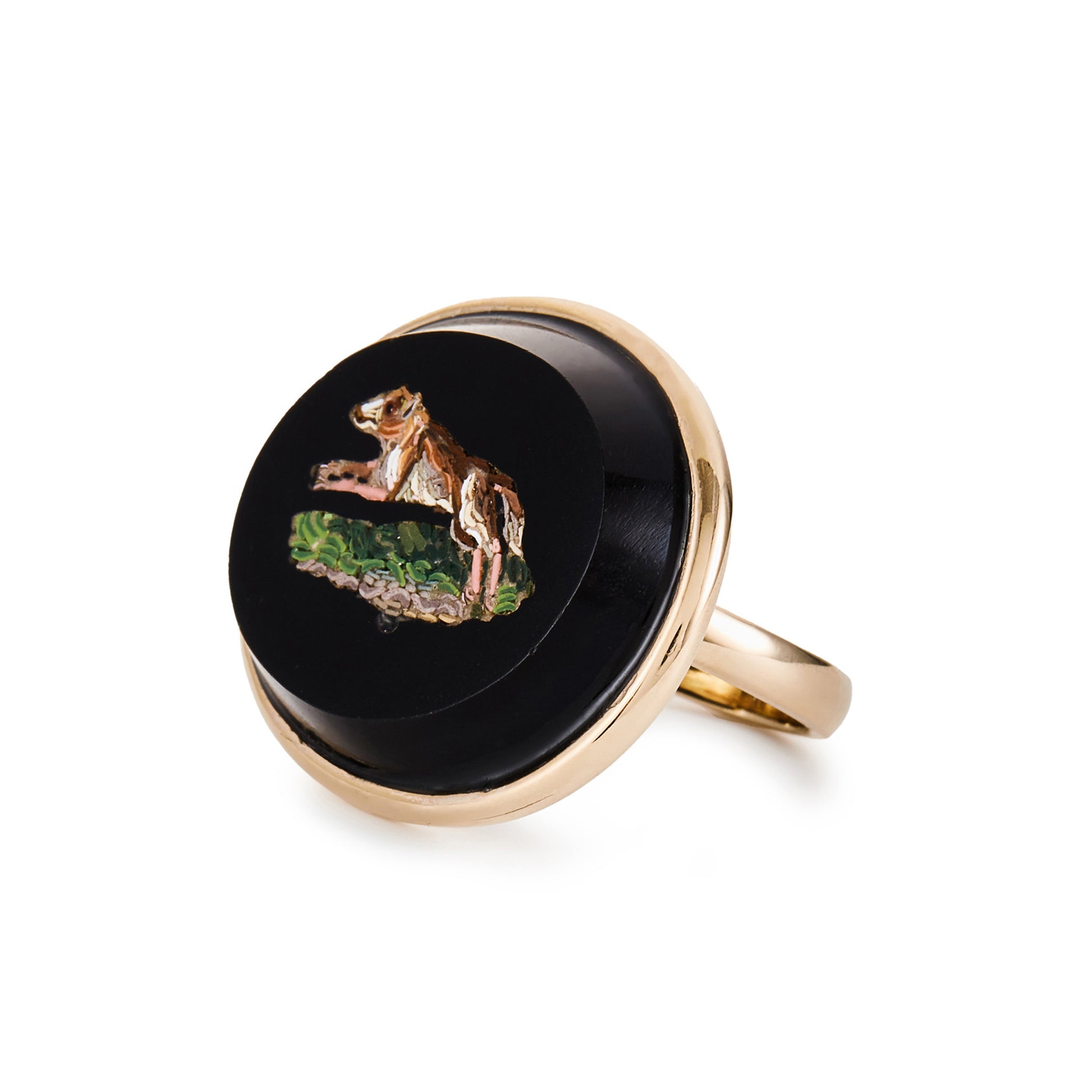 Stunning 9ct gold ring, set with a Victorian micro mosaic inlay depicting a dog. Shank replaced. Size: P