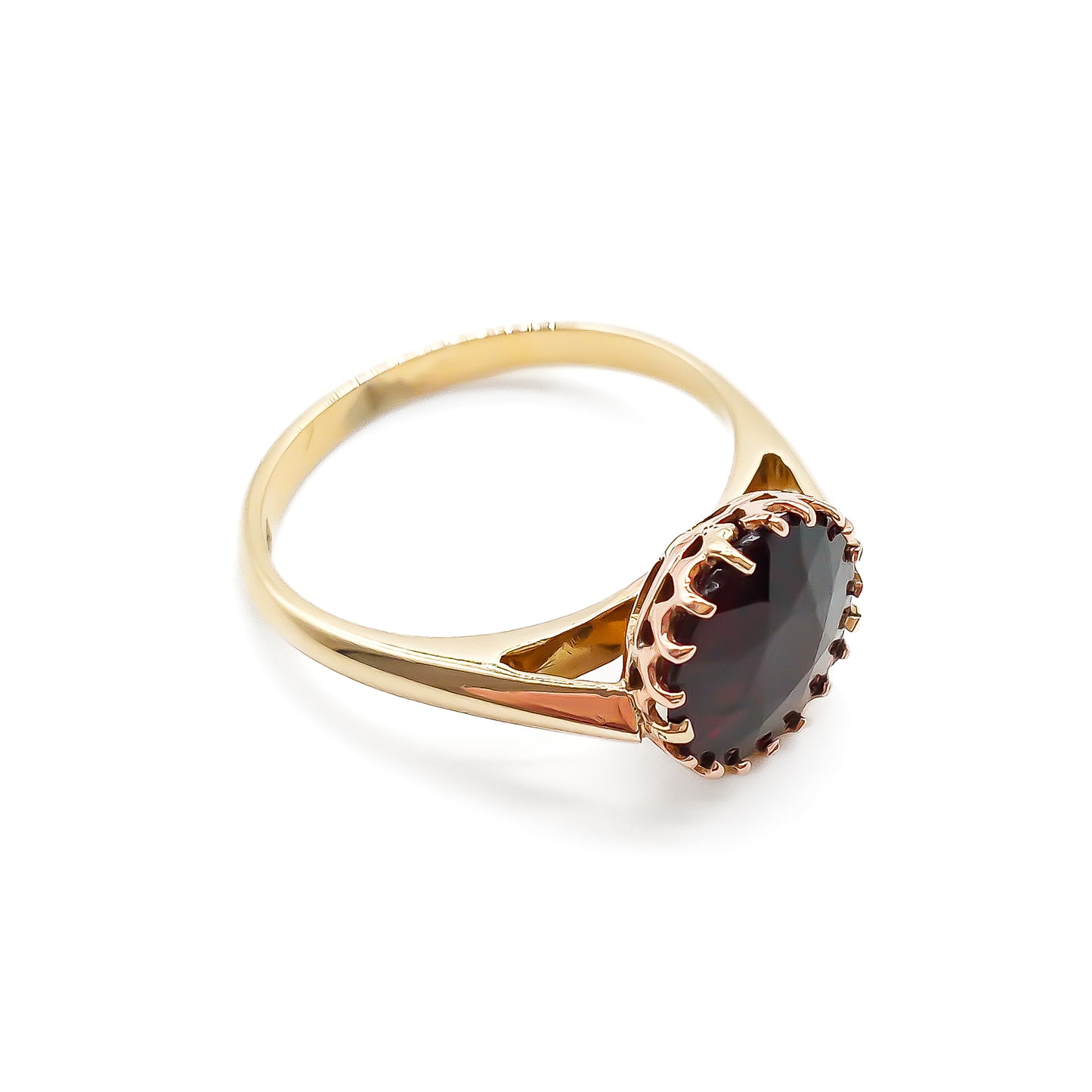 Lovely 9ct gold ring set with a beautifully faceted deep red Bohemian garnet.