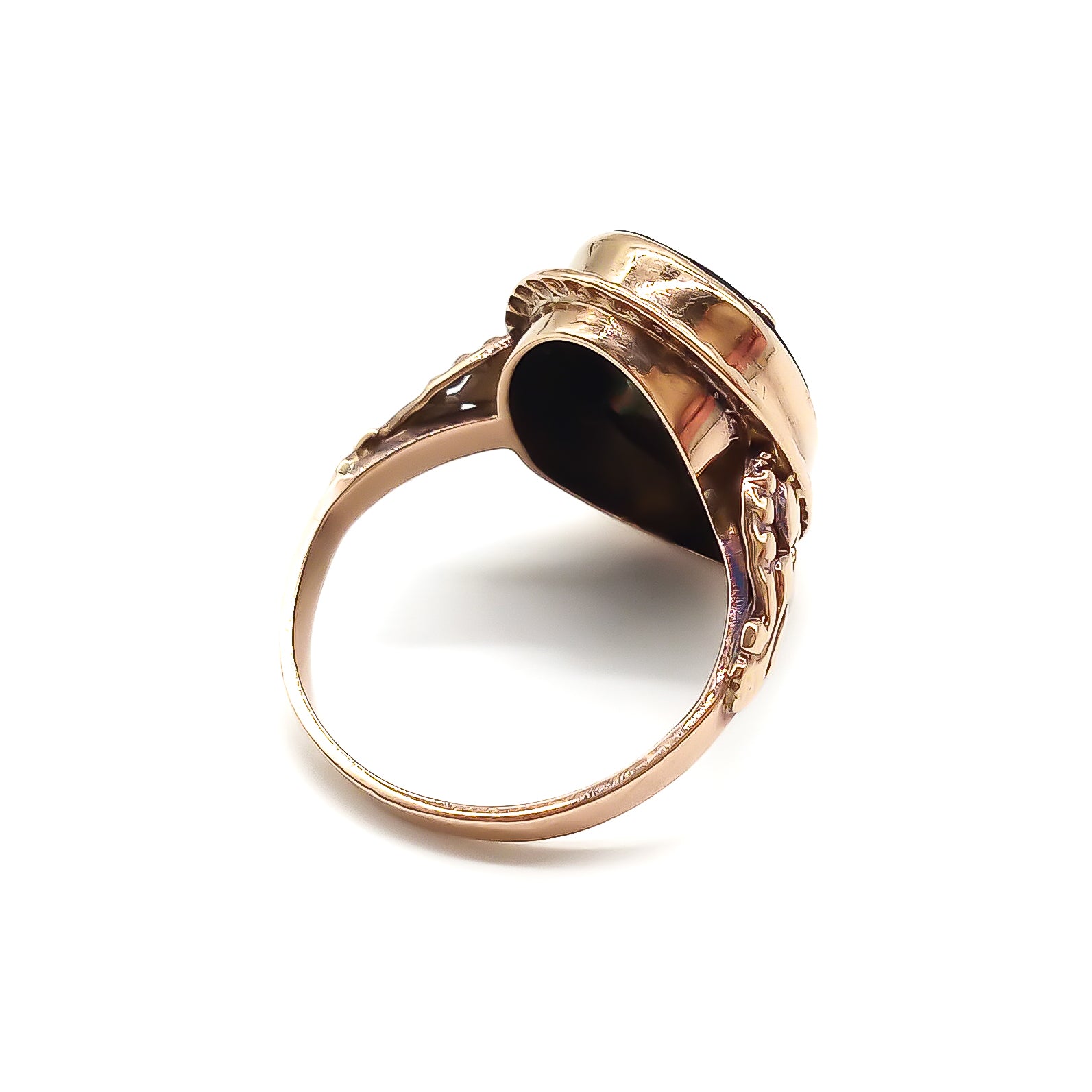 Classic 9ct rose gold and onyx signet ring with a fancy script letter “L”, containing a small diamond.