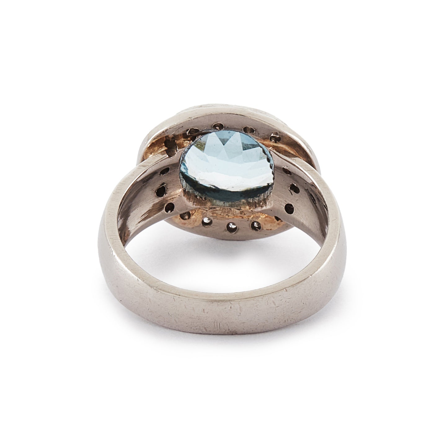 Stunning 9ct white gold ring set with a beautifully faceted blue topaz, surrounded by sixteen small round diamonds.