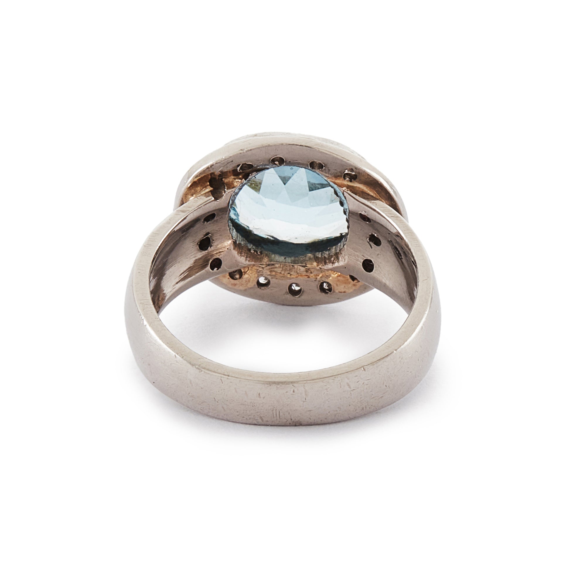 Stunning 9ct white gold ring set with a beautifully faceted blue topaz, surrounded by sixteen small round diamonds.