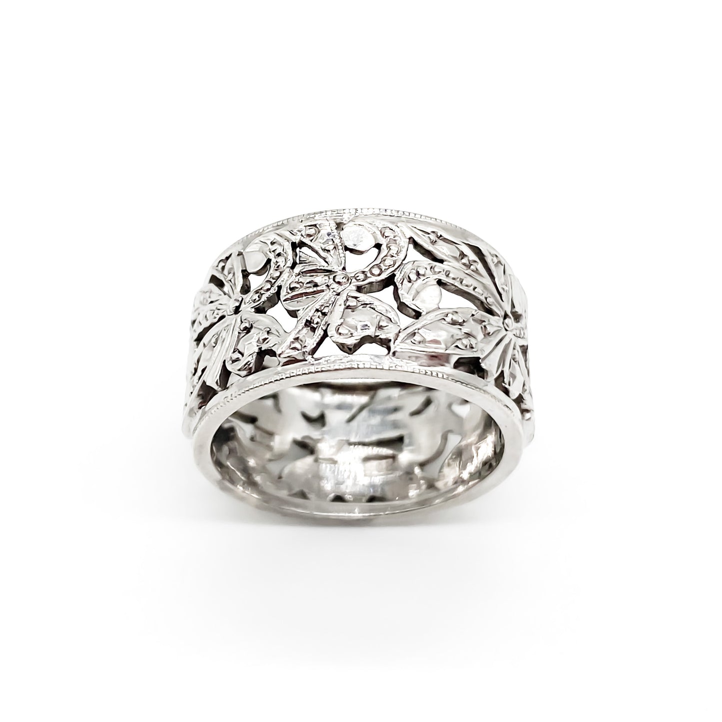 Ornate 9ct white gold band with intricate leaf design.