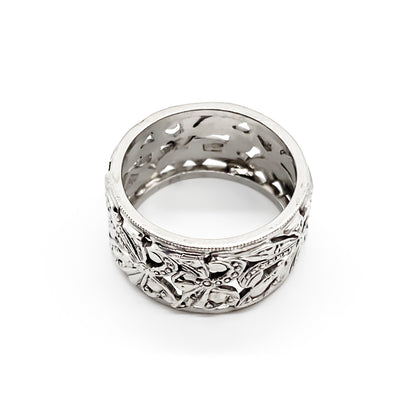 Ornate 9ct white gold band with intricate leaf design.