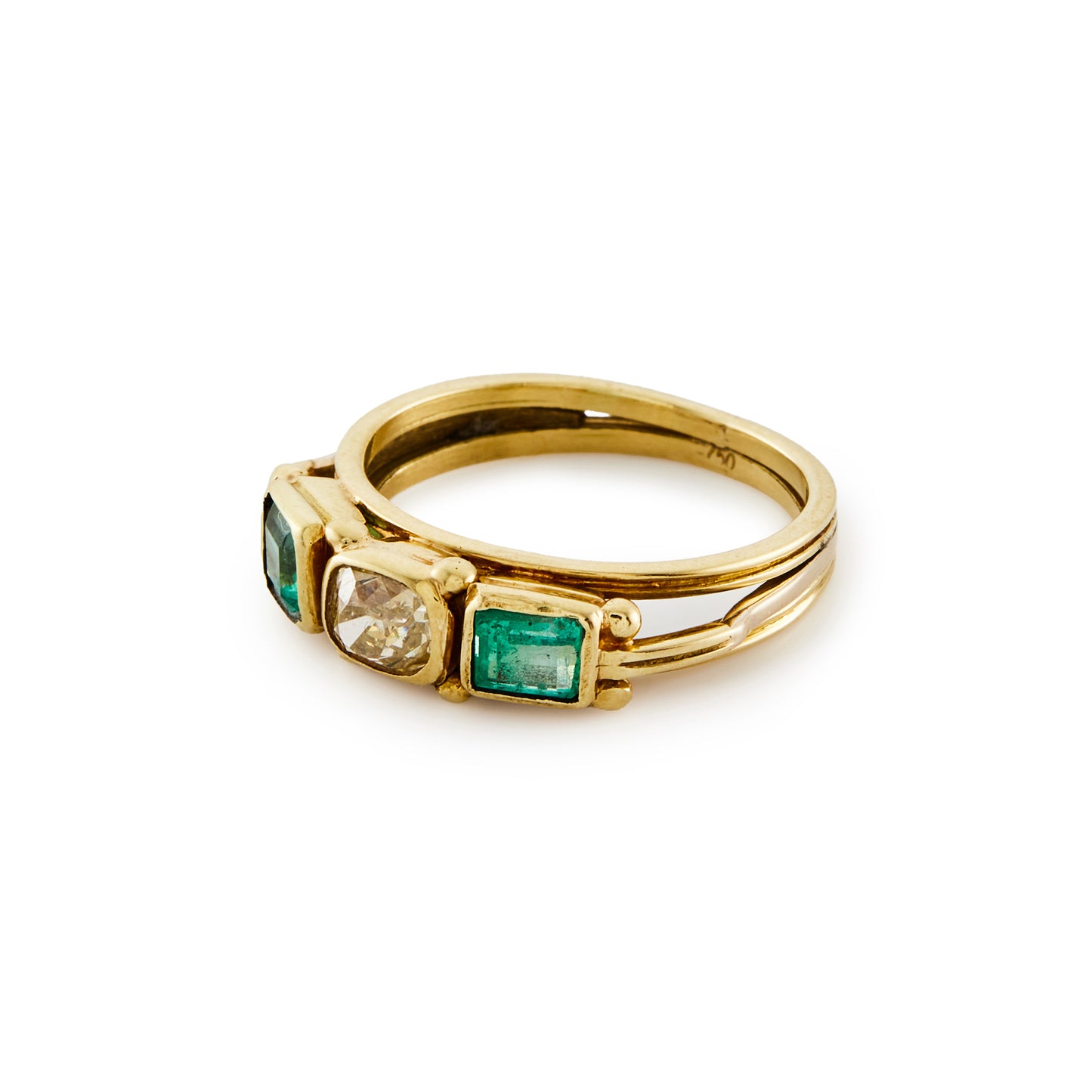 Lovely antique 18ct yellow gold ring, set with a champagne coloured rose cut diamond in the centre and flanked by two bright green emeralds.