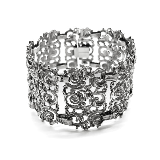 Lovely articulated vintage silver bracelet with ornate detail. Circa 1920's