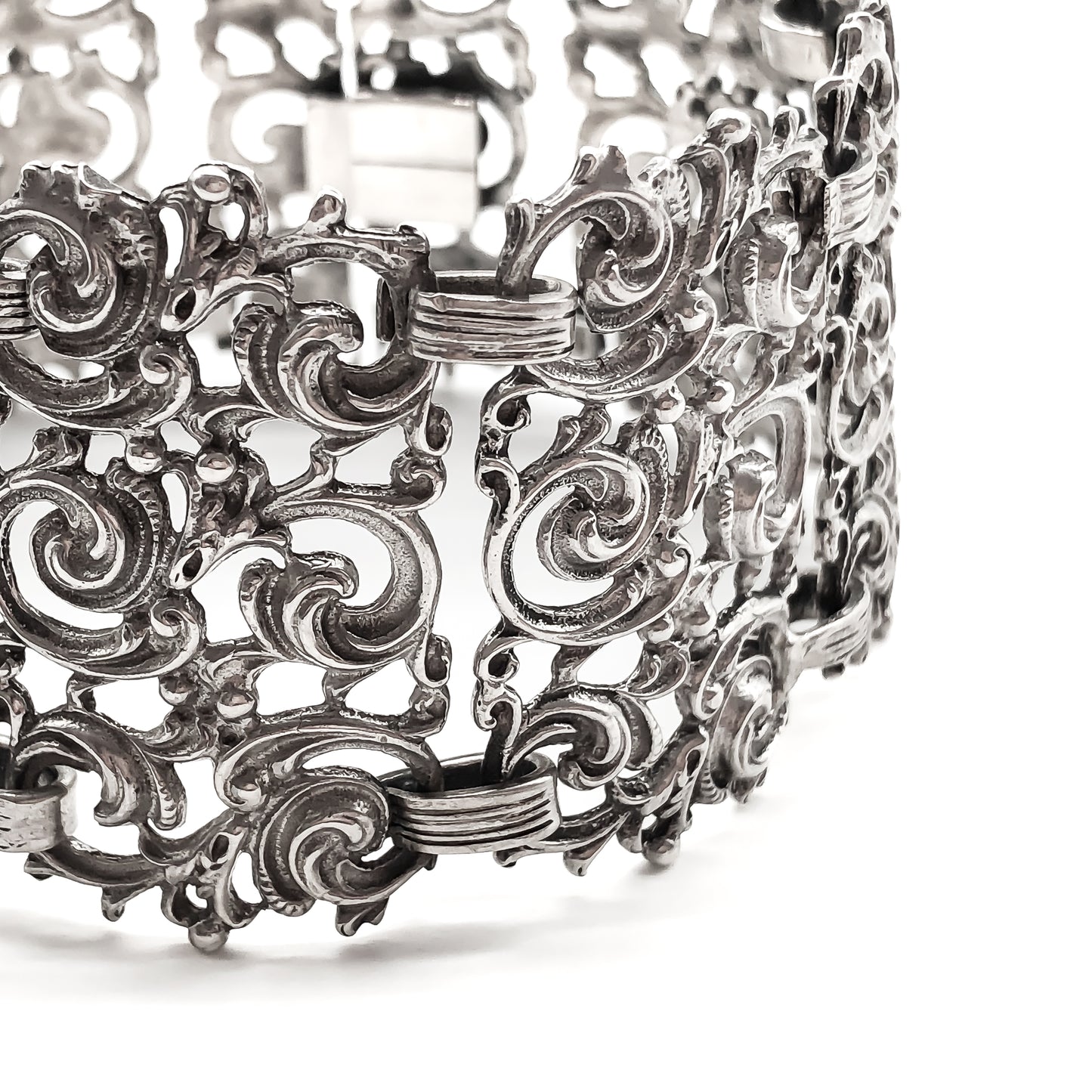 Lovely articulated vintage silver bracelet with ornate detail. Circa 1920's