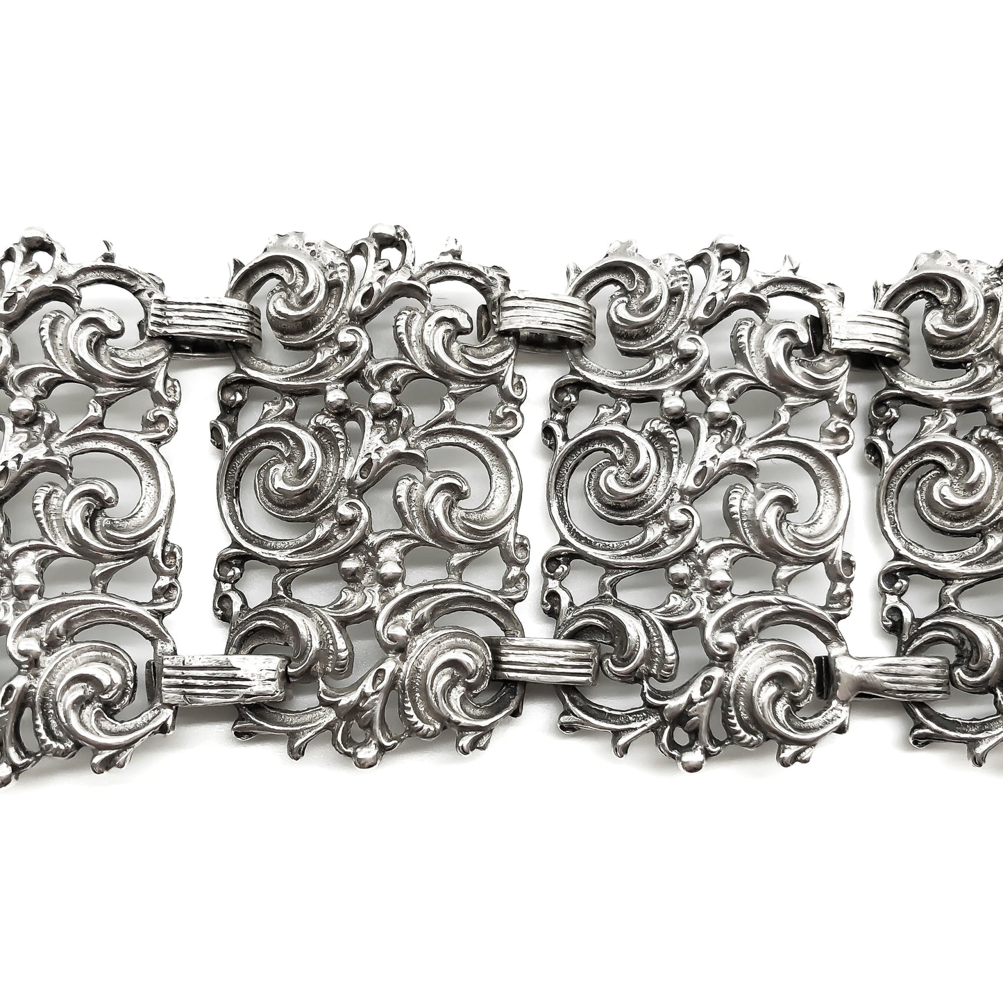 Lovely articulated vintage silver bracelet with ornate detail. Circa 1920's