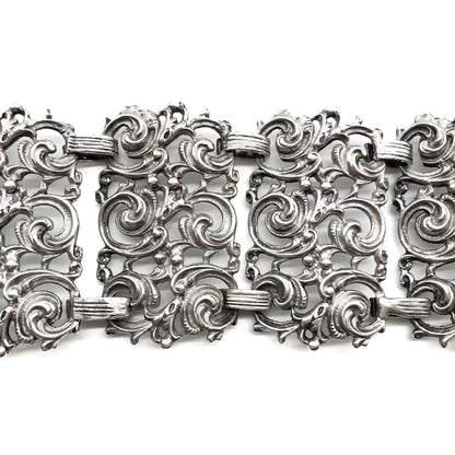 Lovely articulated vintage silver bracelet with ornate detail. Circa 1920's