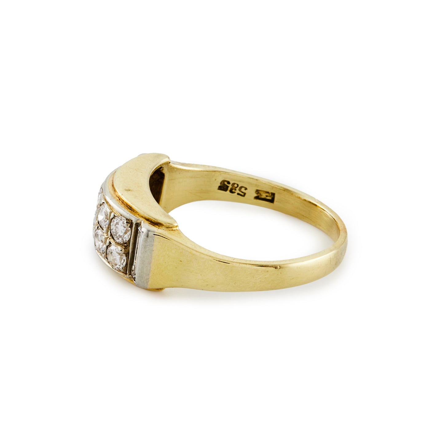 Elegant Art Deco 14ct yellow gold ring, set with ten round diamonds and flanked by a baguette diamond on each side.